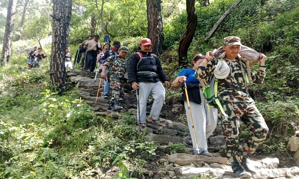 गोसाइँकुण्ड क्षेत्रमा पदयात्रामा गएका १२ जनाको उद्धार