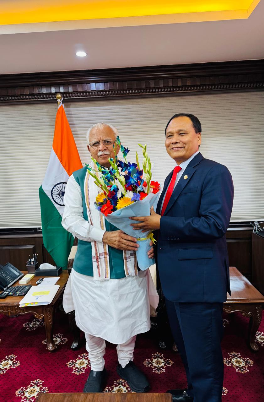 मन्त्री कुलमान घिसिङ र भारतका विद्युतमन्त्री मनोहरलाल खट्टरबीच भेटवार्ता