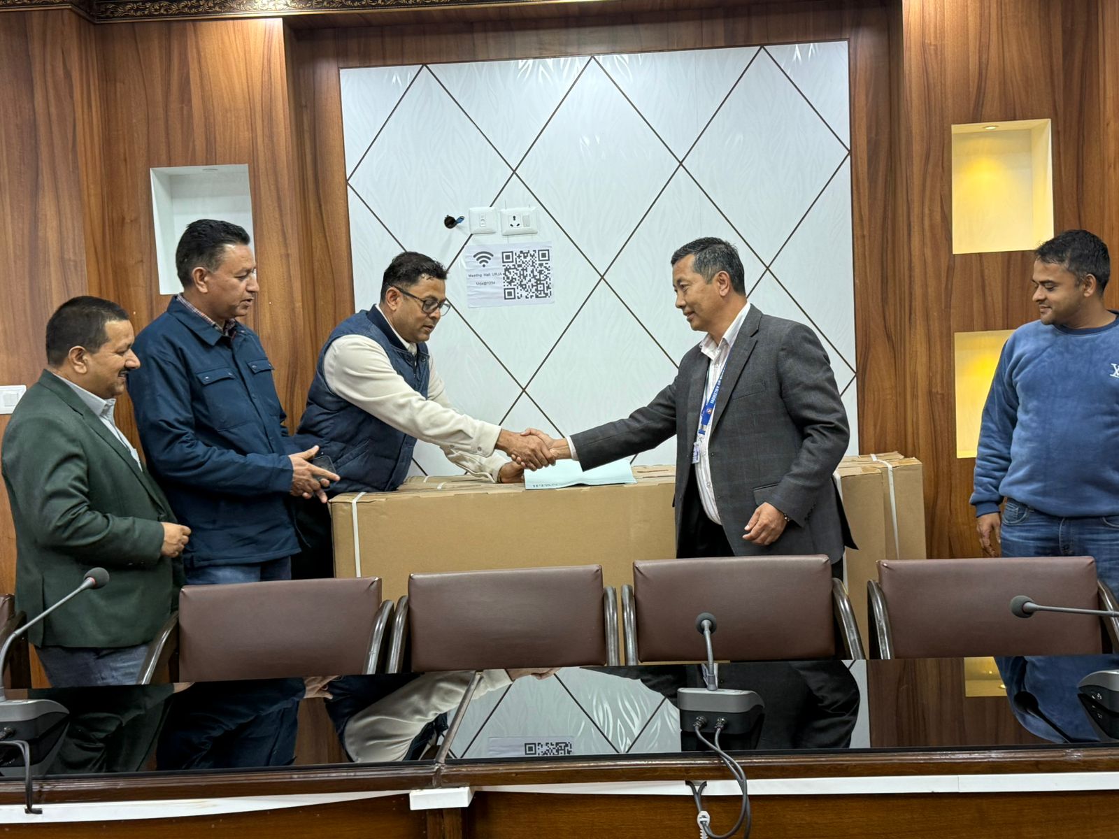 इप्पानद्धारा ऊर्जा मन्त्रालयलाई ४ थान टेलिभिजन हस्तान्तरण