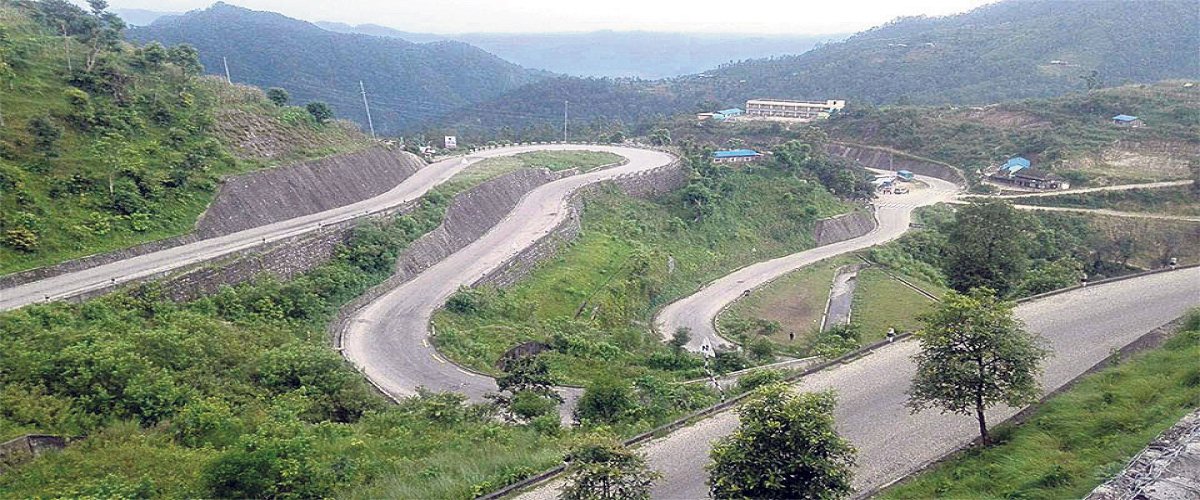 बीपी राजमार्गमा पर्ने नेपालथोक र बालुवा खण्ड तथा आपघारीमा अस्थायी सडक निर्माण कार्य सम्पन्न