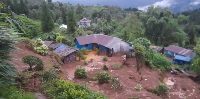 इलाम पहिरोमा ३४ जनाको मृत्यु, चार बेपत्ता