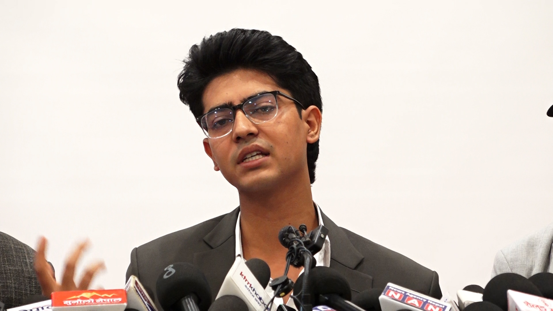 नयाँ पार्टी खोल्ने घोषणा गर्दै मिराज ढुंगानाले भने- चुनावमा जान पार्टी खोल्न लागेका होइनौँ