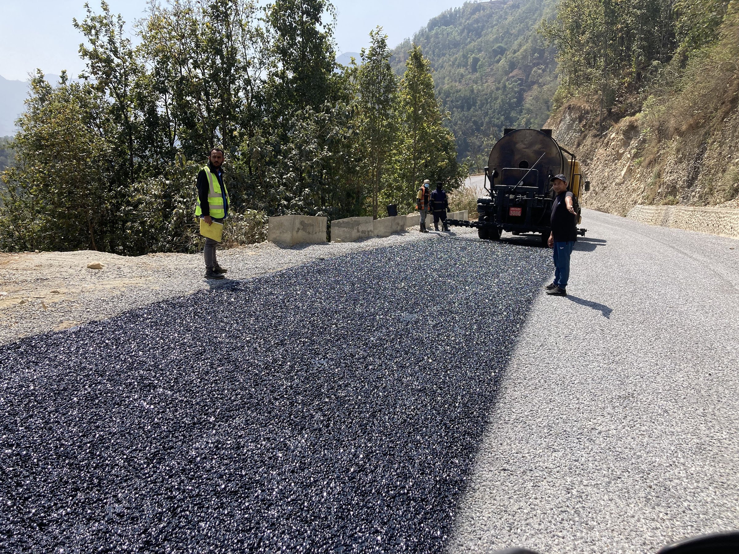 सालझण्डी–ढोरपाटन सडक : तीन पटक म्याद थप्दा ६० प्रतिशत काम