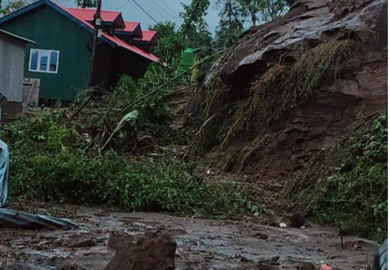 इलाममा पहिरोले पुरिँदा ८ जनाको मृत्यु