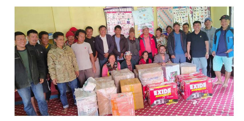 पूर्वविद्यार्थीद्वारा विद्यालयलाई शैक्षिक उपकरण सहयोग