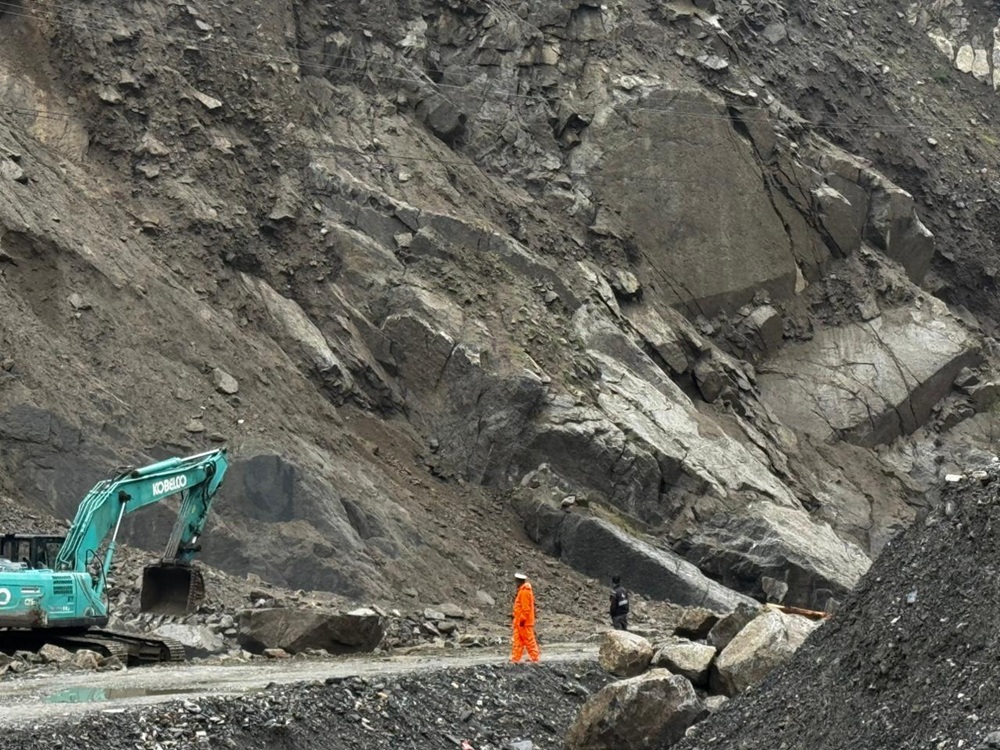 पहिरोका कारण आज पनि पूर्णरूपमा बन्द बीपी राजमार्ग