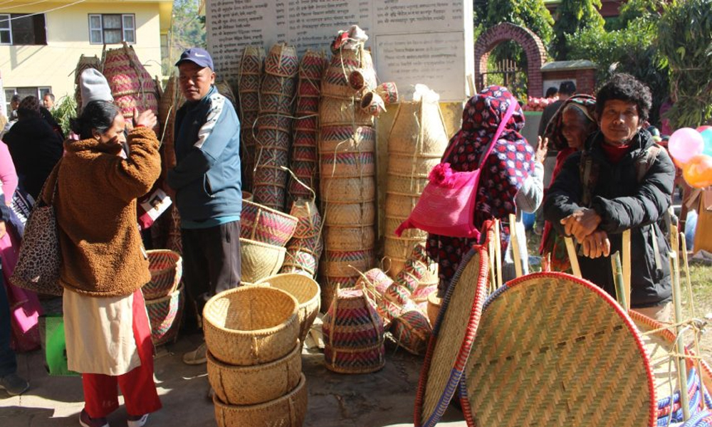 चोयाबाट बनेका हस्तकलाका सामग्रीमा आकर्षण घट्यो