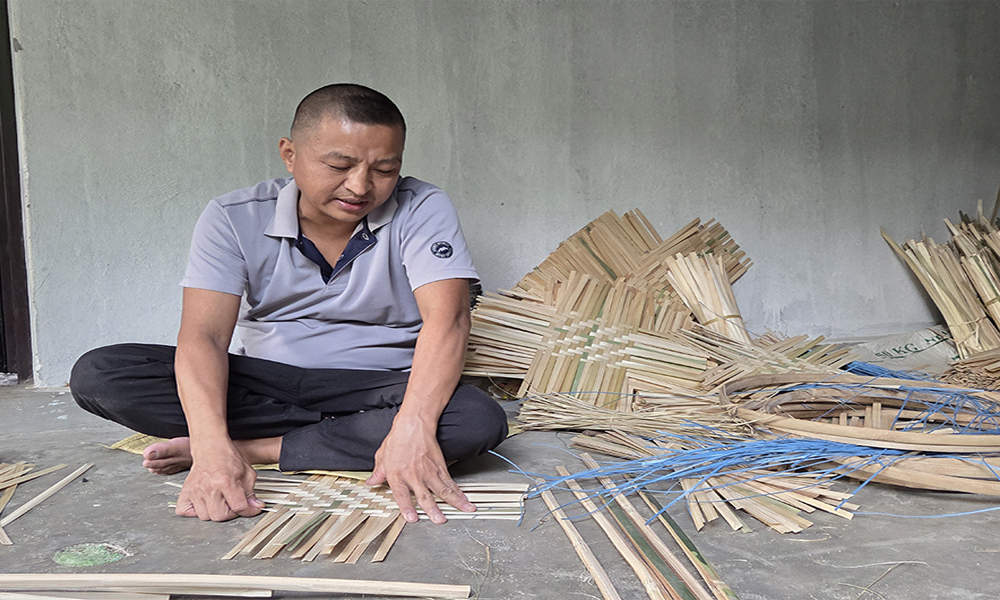 चोयाको नाङ्लो बुनेर जीविकोपार्जन