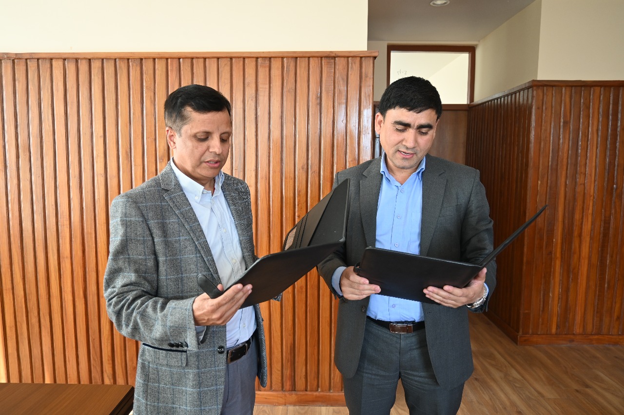 राष्ट्रिय जीवन बीमा कम्पनीका नवनियुक्त अध्यक्ष रमेश अर्यालद्वारा शपथ ग्रहण