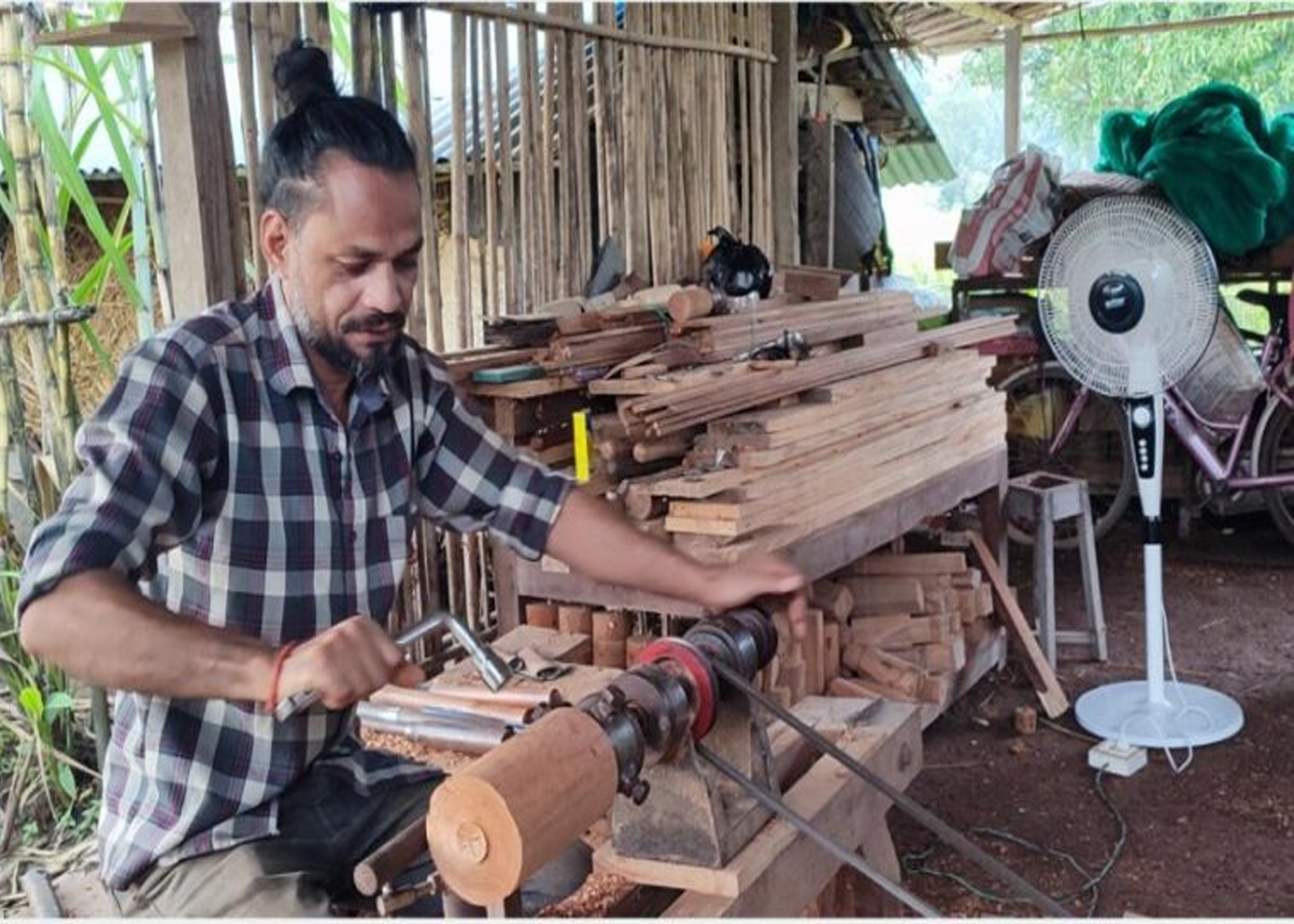 युट्युब हेरेर सिकेको काष्ठकलाबाट मनग्य आम्दानी