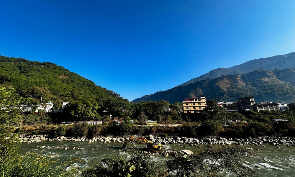 म्याग्दी नदीको सतह घटेपछि पर्खाल निर्माण सुरु