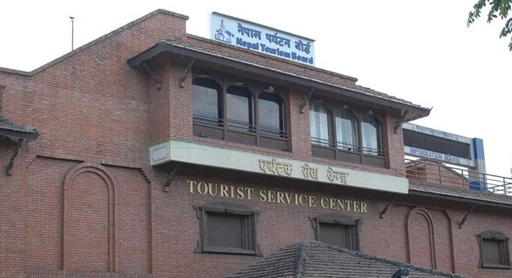 आरोहीको सुरक्षाका लागि बोर्डद्वारा उद्धार सामग्री हस्तान्तरण