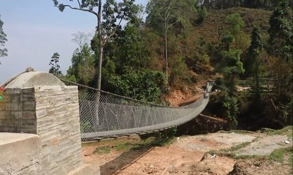 ‘खकुवाखोलामा झोलुङ्गे पुल बनेपछि पुस्तौँदेखिको समस्या अन्त्य भएको छ’