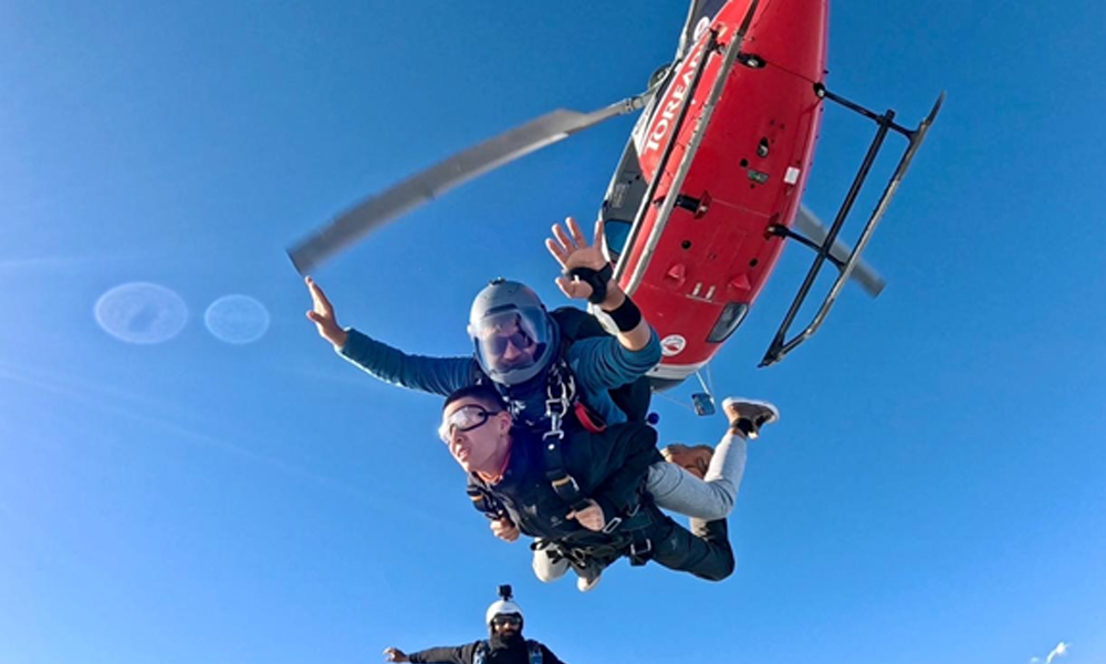 स्काइडाइभिङका लागि पोखरा रोज्दै पर्यटक