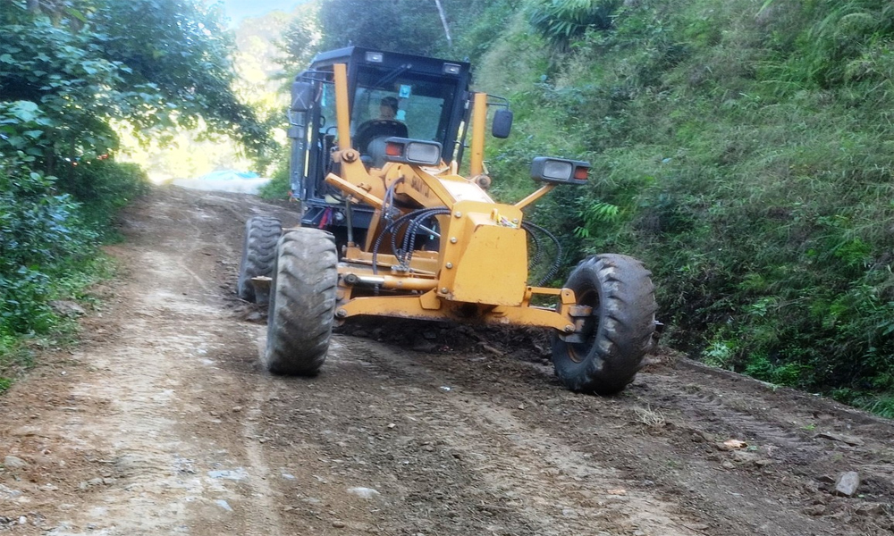 पाँच वर्षमा छ पटक ठेक्का म्याद थपपछि कालोपत्र गरिँदै