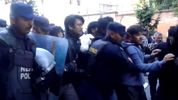 सिंहदरबार छिर्न खोजेका जेनजीलाई प्रहरीले हटायो