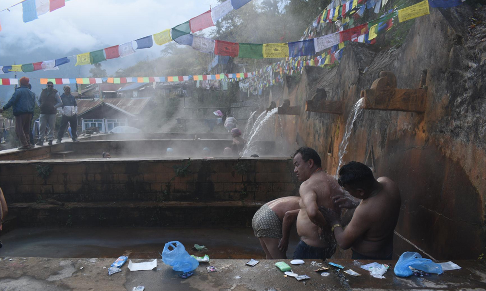 आमाछोदिङस्थित चिलिमे तातोपानीमा स्नान गर्नेको घुइँचो