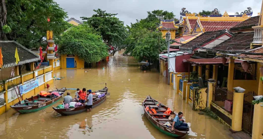भियतनाममा भीषण बाढी, ३५ जनाको मृत्यु, हजारौँ घर डुबानमा
