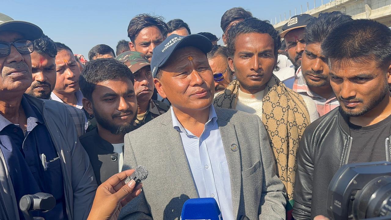 मन्त्री कुलमान घिसिङद्धारा सिरहा–धनुषा जोड्ने कमला नदीमा निर्माणाधीन समस्या ग्रस्त पुलको स्थलगत निरिक्षण