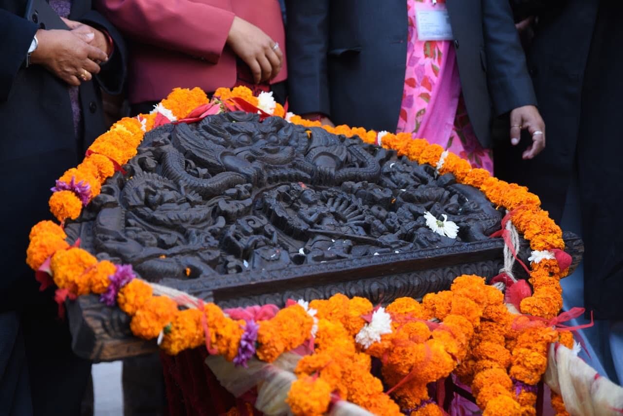 बेलायतबाट फिर्ता गरिएको तोरण कुमारी घरमा पुनस्थापित