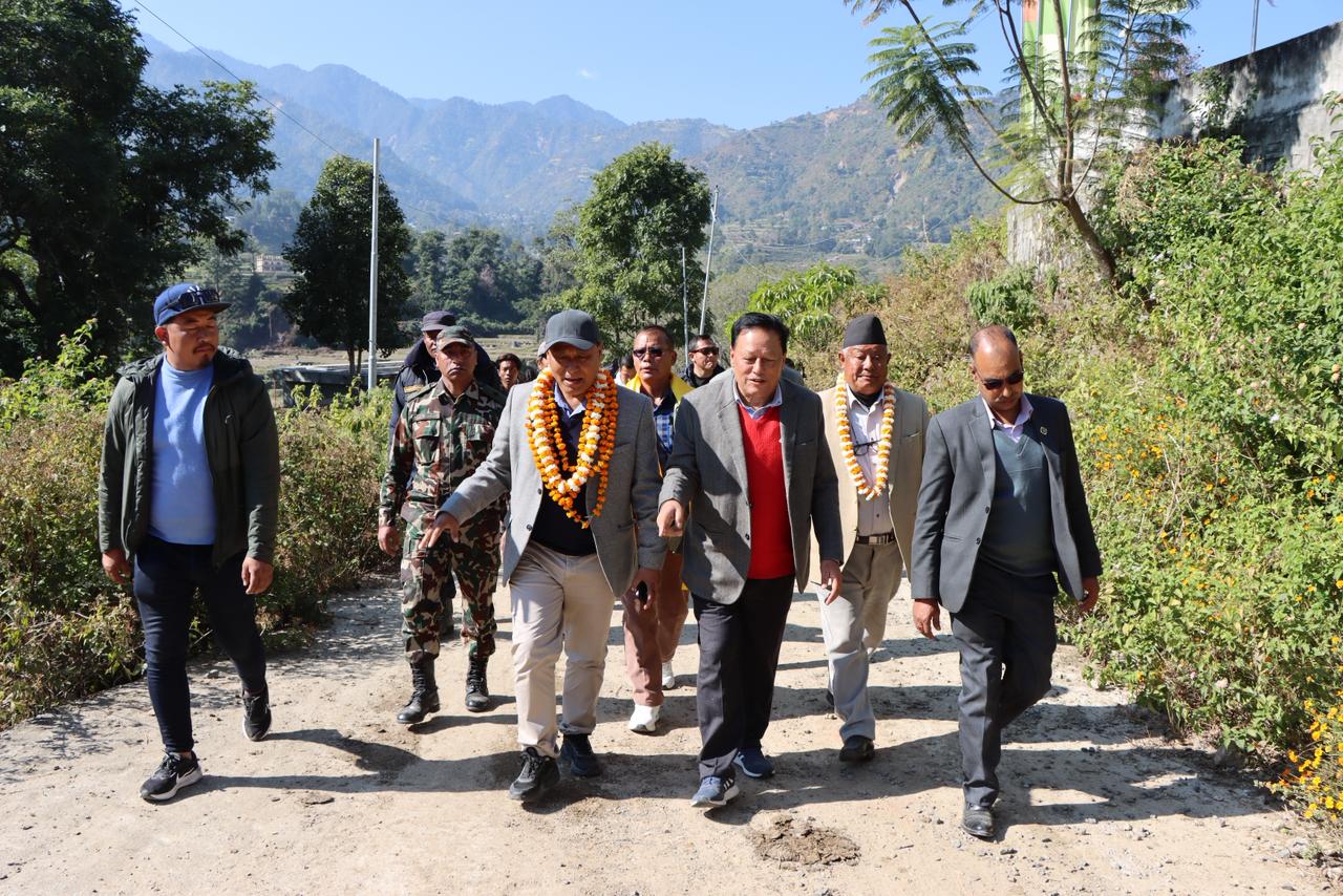 मन्त्री कुलमान घिसिङबाट विपद् प्रभावित रोशी क्षेत्रको निरीक्षण