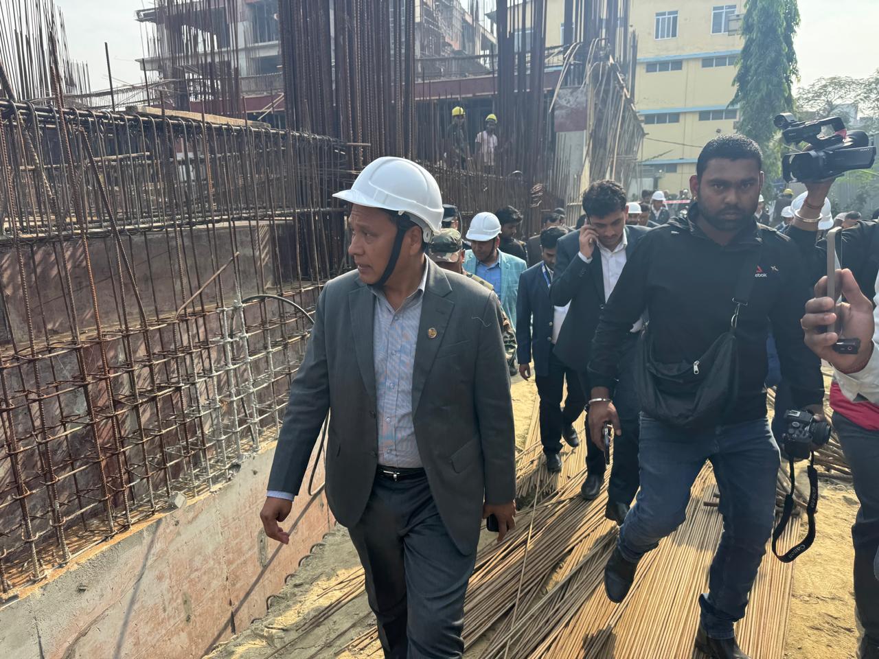 कुलमान घिसिङद्वारा निर्माणाधीन कोशी अस्पताल भवनको निरीक्षण