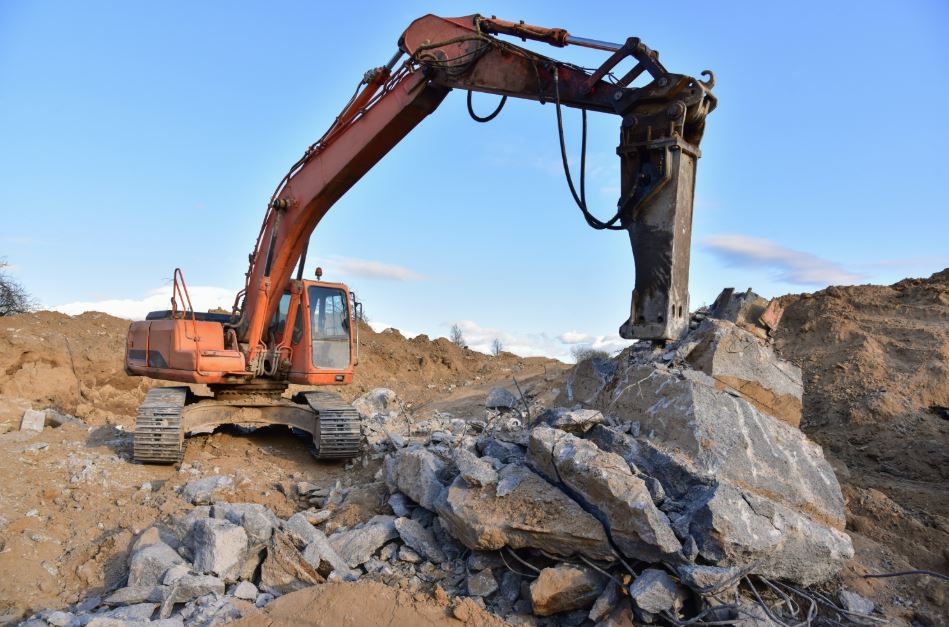 ठेक्का सम्झौता तोडिएपछि मरिण डाइभर्सनबाट सामग्री उठाउँदै निर्माण कम्पनी