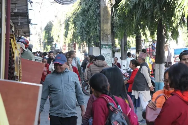 हेटौँडा बजारमा सडक विस्तारको असर : पसलमा ‘सेल’ अफर, ग्राहक झुम्मिए