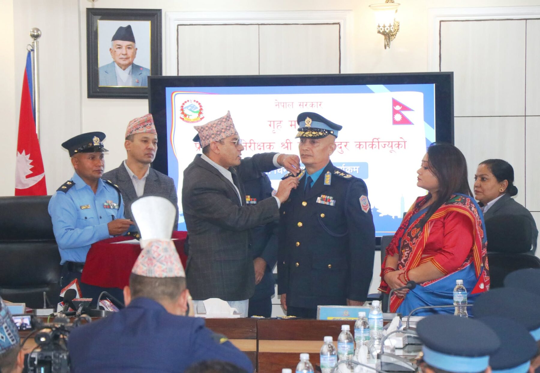 नवनियुक्त प्रहरी महानिरीक्षक कार्कीलाई दर्ज्यानी चिन्ह प्रदान