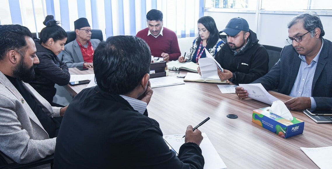 बेसमेन्ट खन्दा निर्माण पक्षले सुरक्षा उपाय नअपनाउँदा छिमेकीको घर चर्केको उजुरी र क्षतिपूर्तिको माग बढ्दै