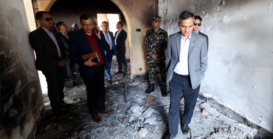 जलेको राष्ट्रपति निवास निरीक्षणमा पुगे गृहमन्त्री