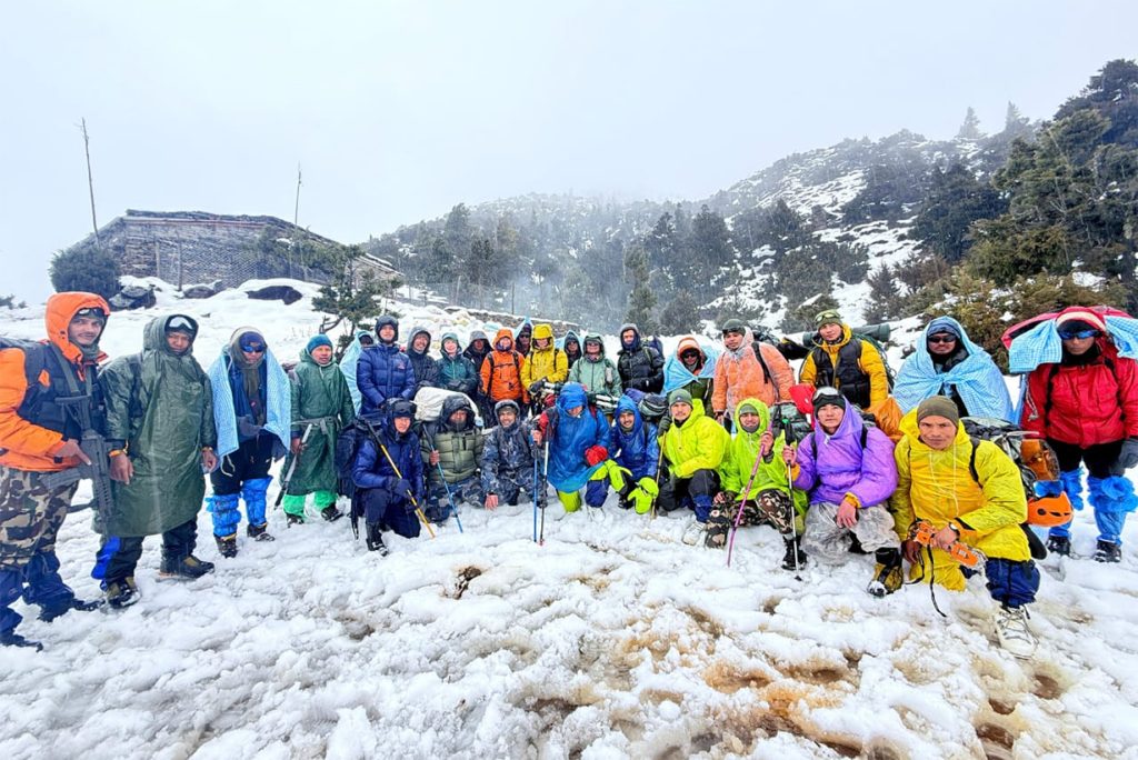 तिलिचो बेस क्याम्पमा अलपत्र परेका ११ पर्यटकको उद्धार