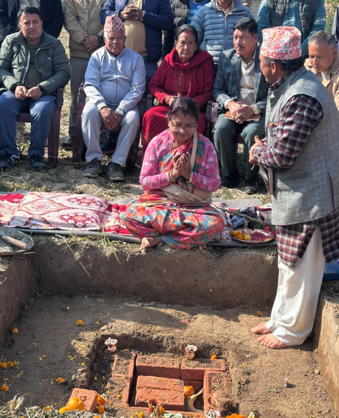 गुण्डुमा बनाउन थालियो ‘ओली कुटी’, राधिकाले गरिन् शिलान्यास