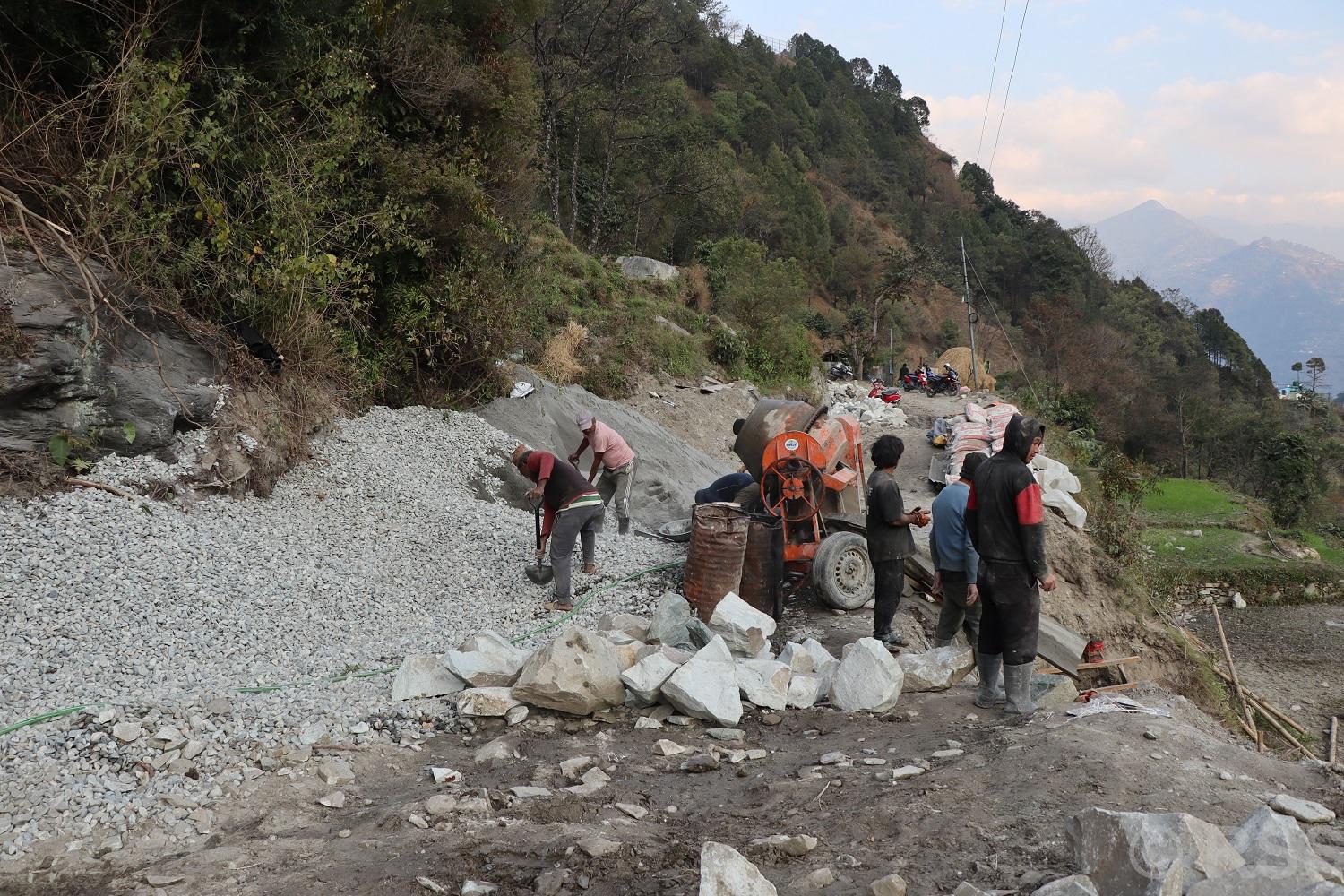 ट्रयाक खुलेको १८ वर्षपछि बेनीको वैकल्पिक सडक स्तरोन्नति हुँदै