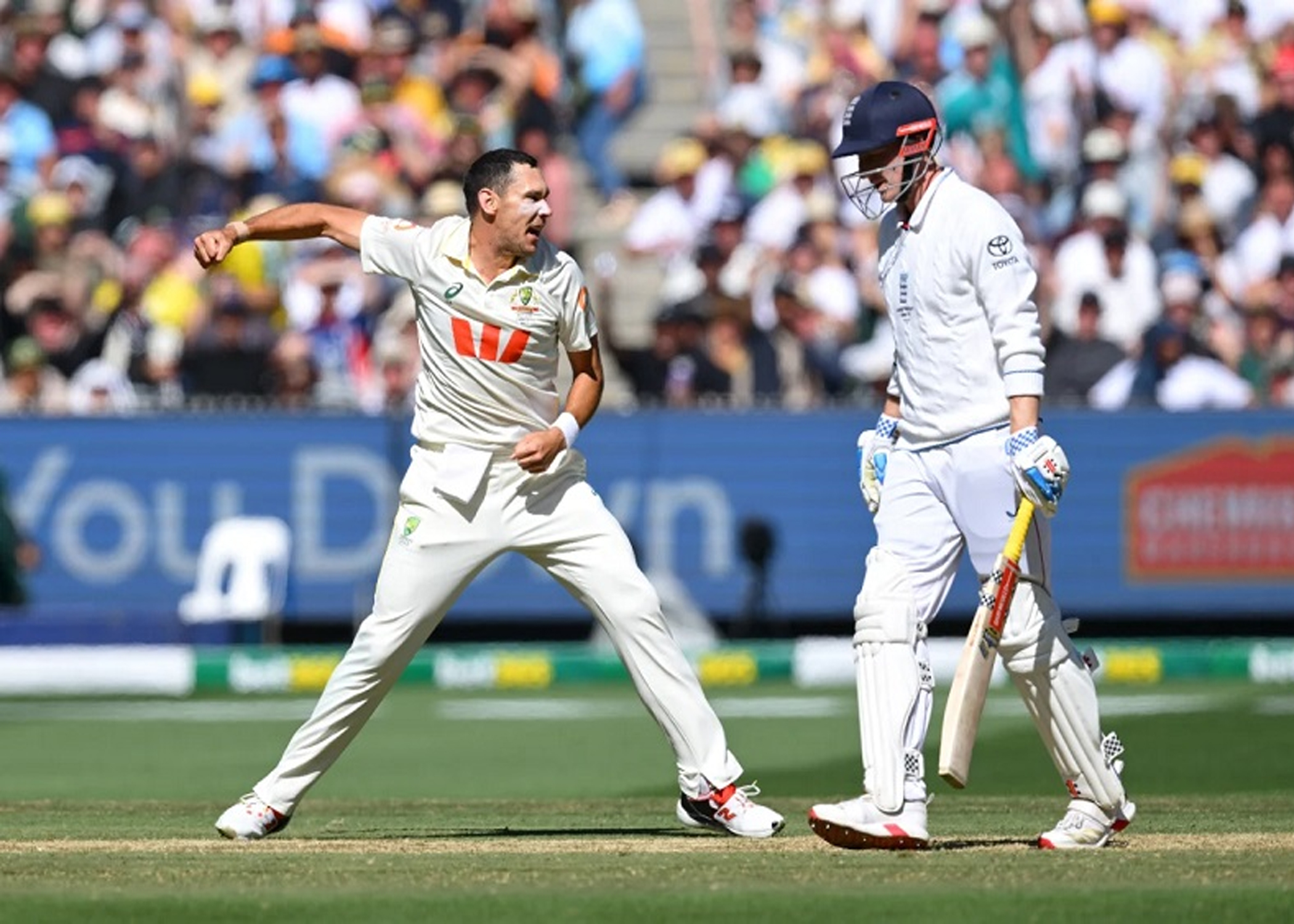 चौथो टेष्टको एकैदिन २० विकेट गुम्यो, अस्ट्रेलियालाई सामान्य अग्रता