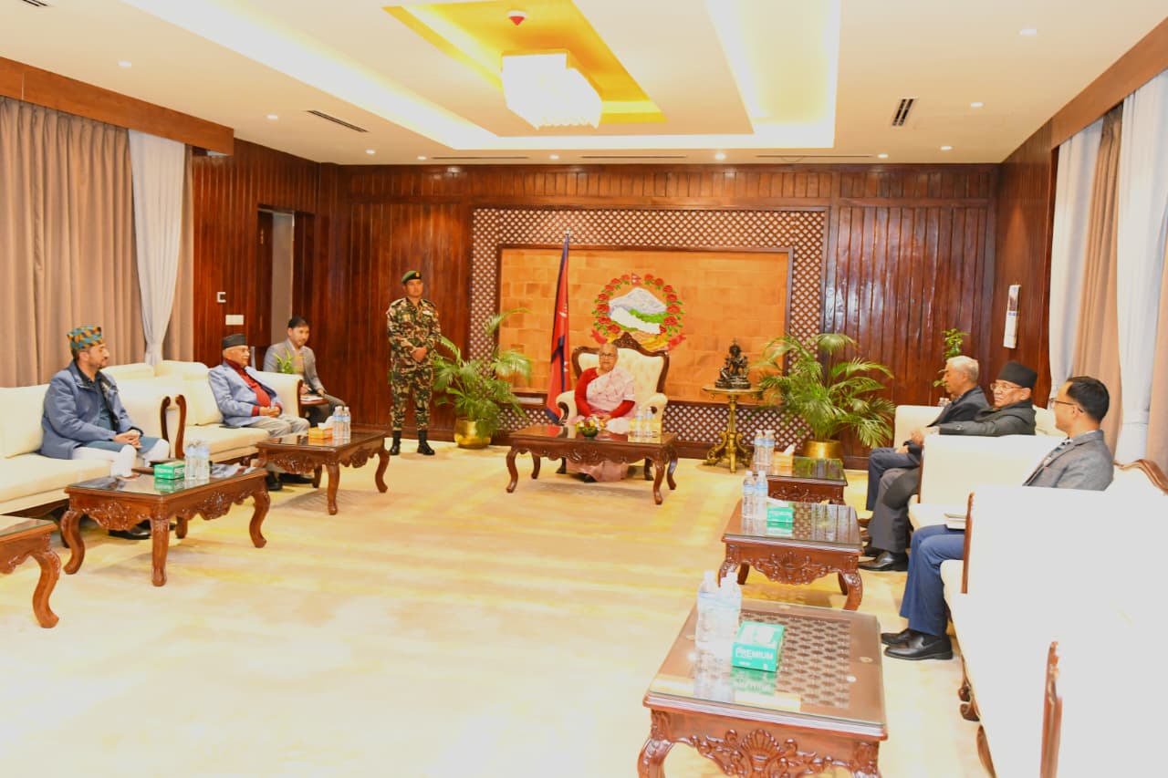 तीनदलका शीर्ष नेतासँग प्रधानमन्त्रीकाे छलफल सुरू