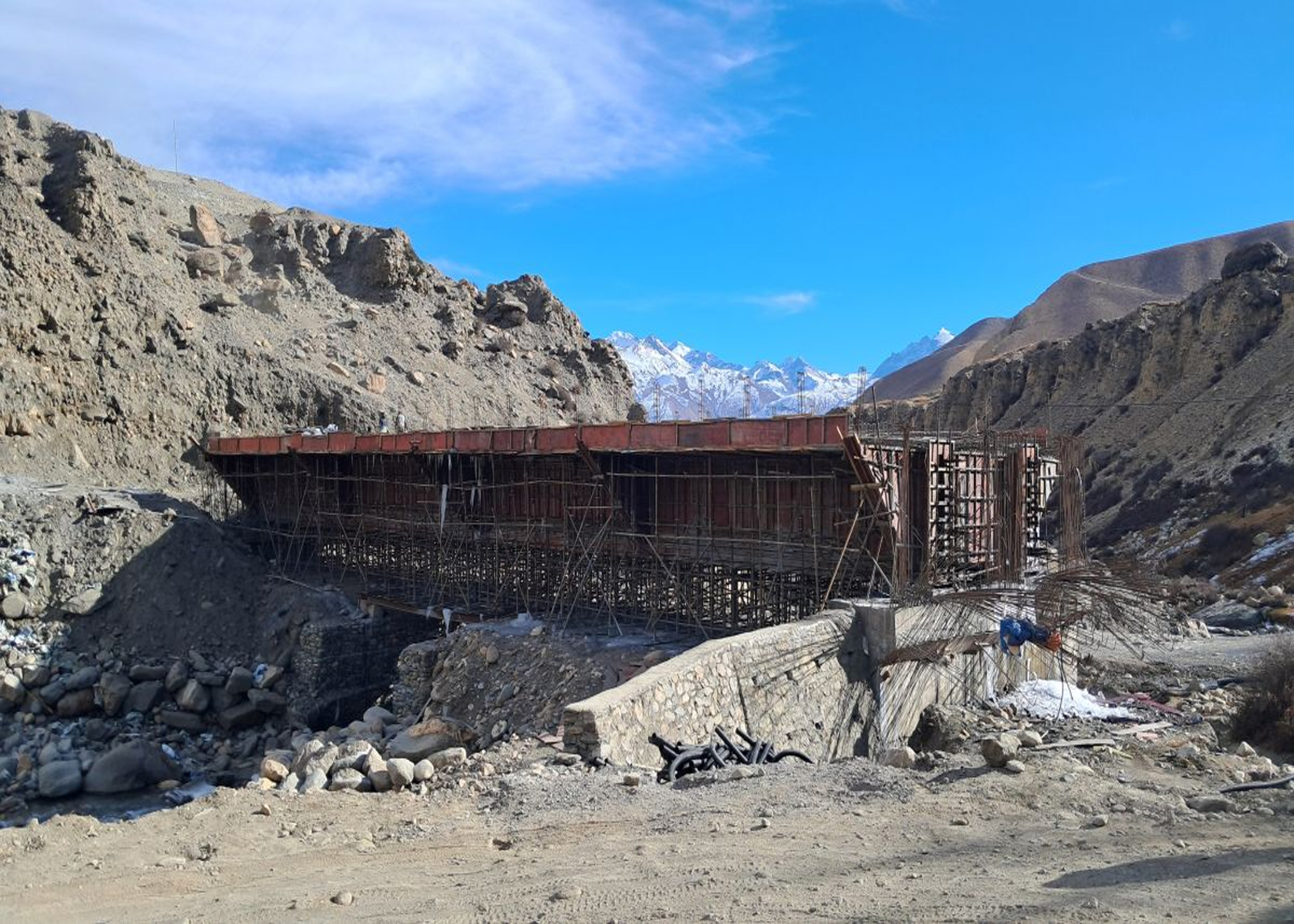 कोरला नाका जोड्ने घमी खोला पुल अन्तिम चरणमा