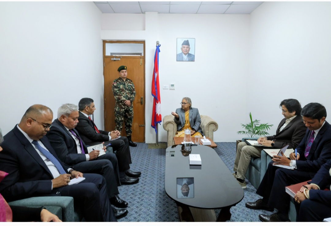 प्रधानमन्त्री कार्कीसँग भारतीय विदेश अतिरिक्त सचिव महावरको भेट