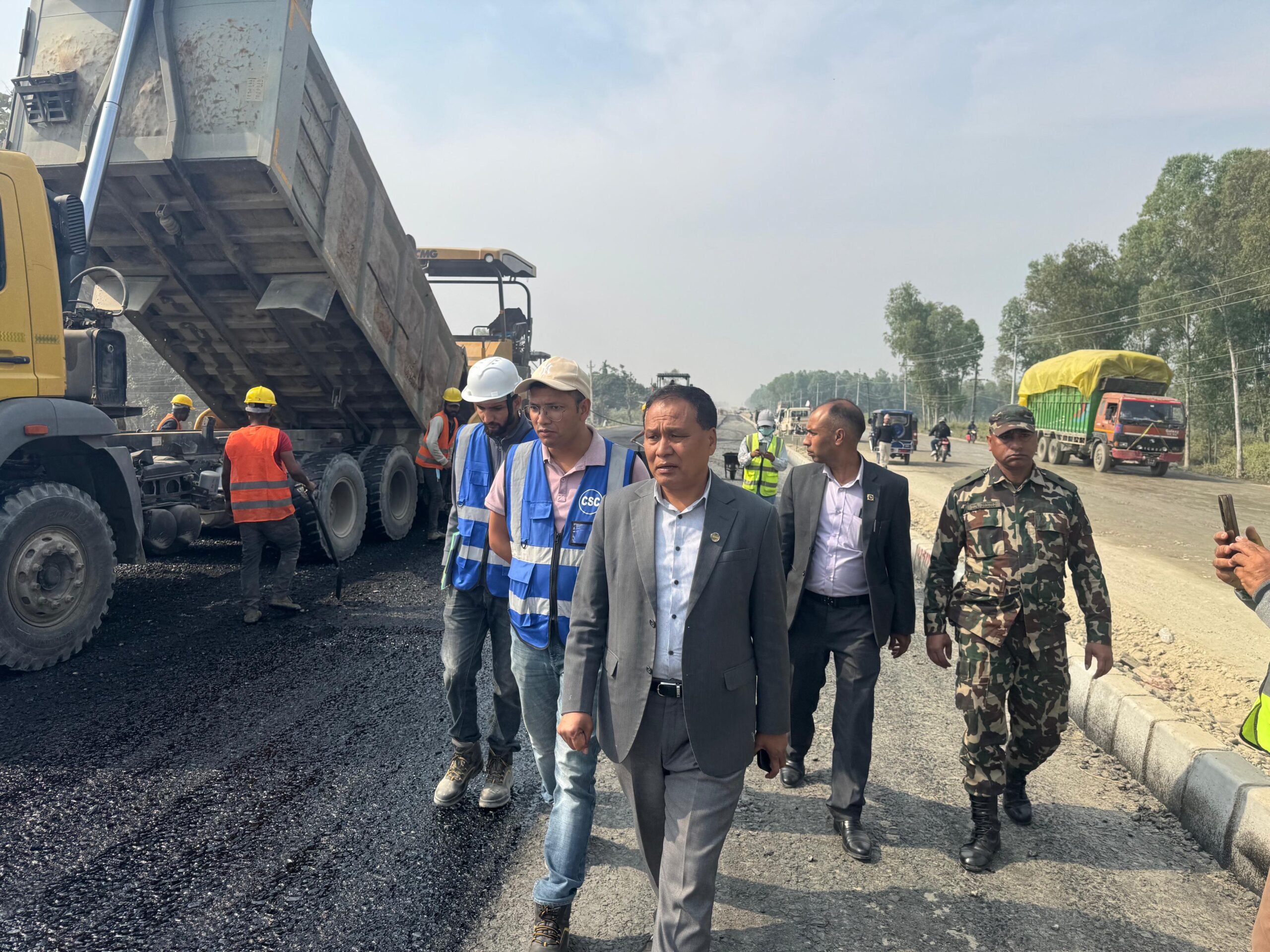 कुलमान घिसिङद्वारा निर्माणाधीन पूर्व-पश्चिम एशियन राजमार्गको निरीक्षण