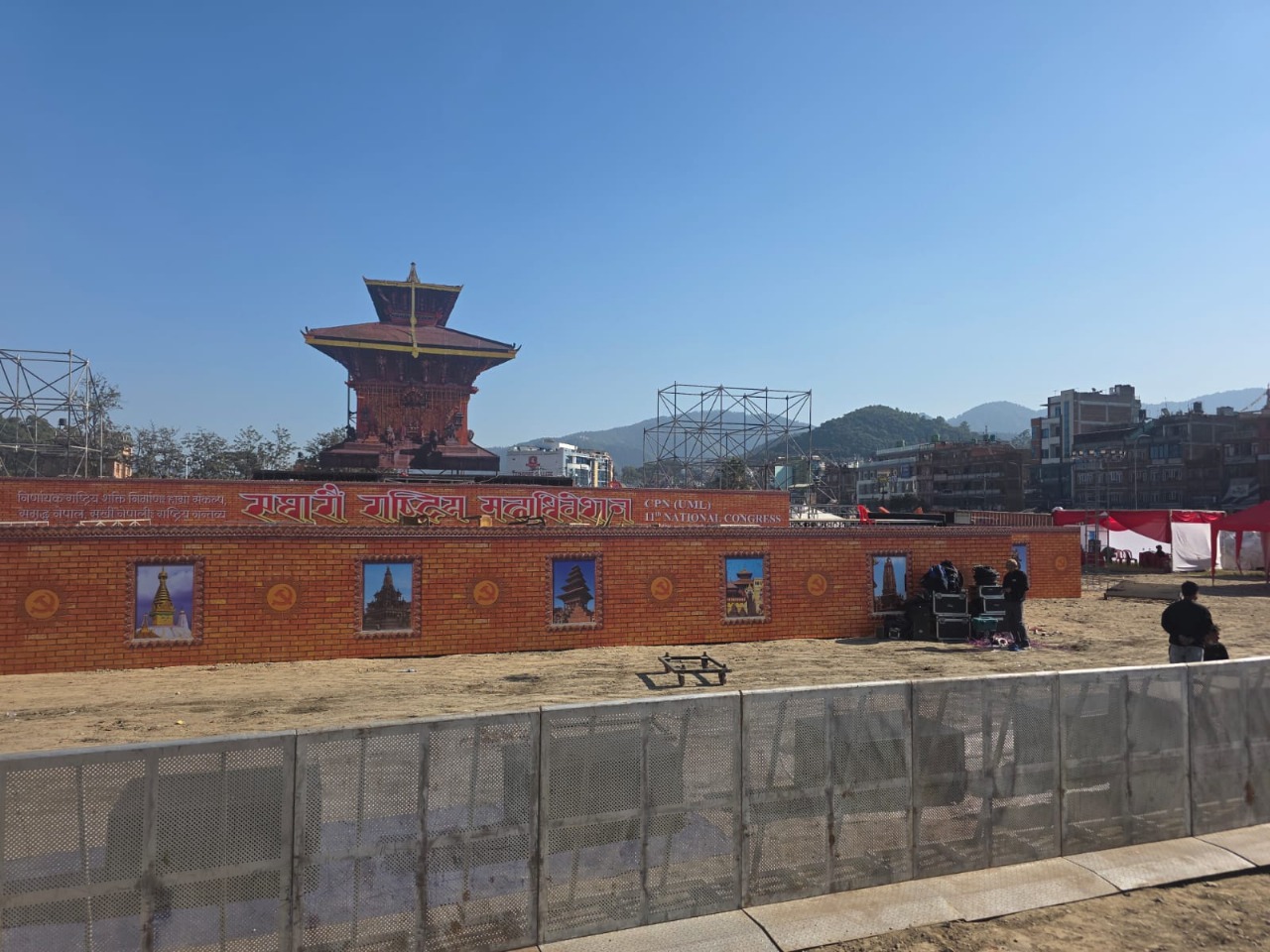 नेकपा एमालेको महाधिबेशन उद्घाटनको मञ्चमा विश्व सम्पदा सूचीमा परेको चाँगुनारायण मन्दिरको स्थापत्य झल्किने