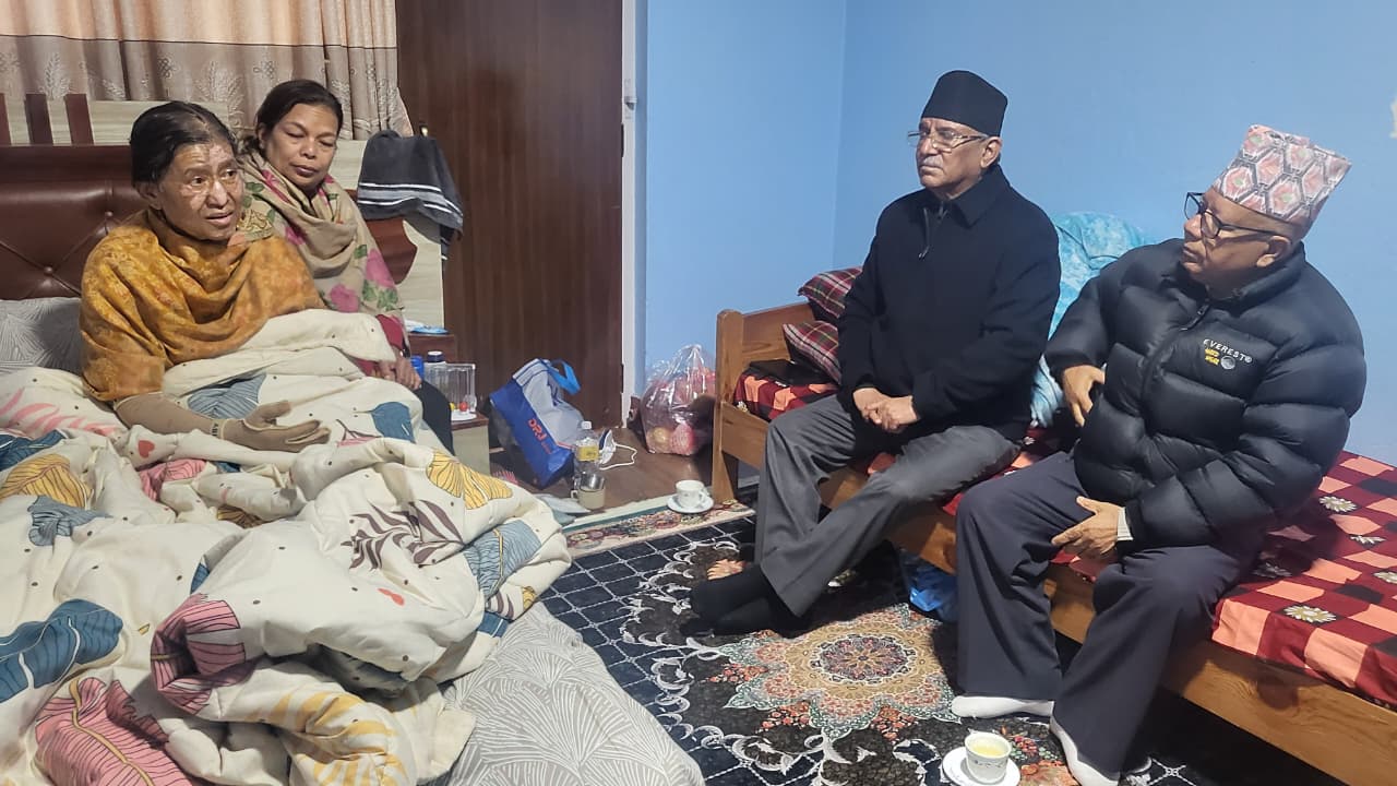 प्रचण्ड र  माधवकुमार नेपालले रविलक्ष्मी चित्रकारको स्वास्थलाभको कामना