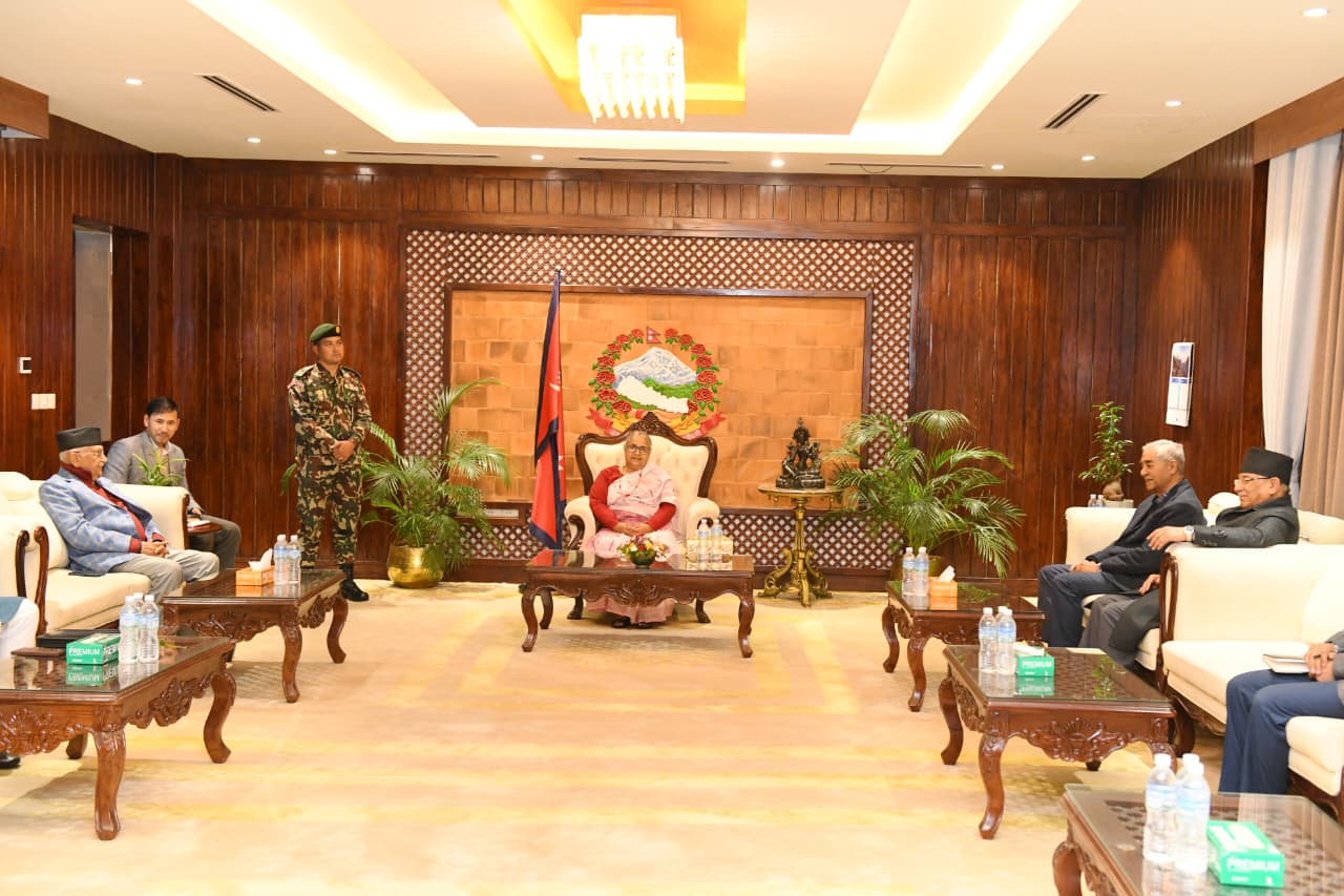 प्रधानमन्त्री र   तीन दलका शीर्ष नेताबीच बालुवाटारमा छलफल सुरु