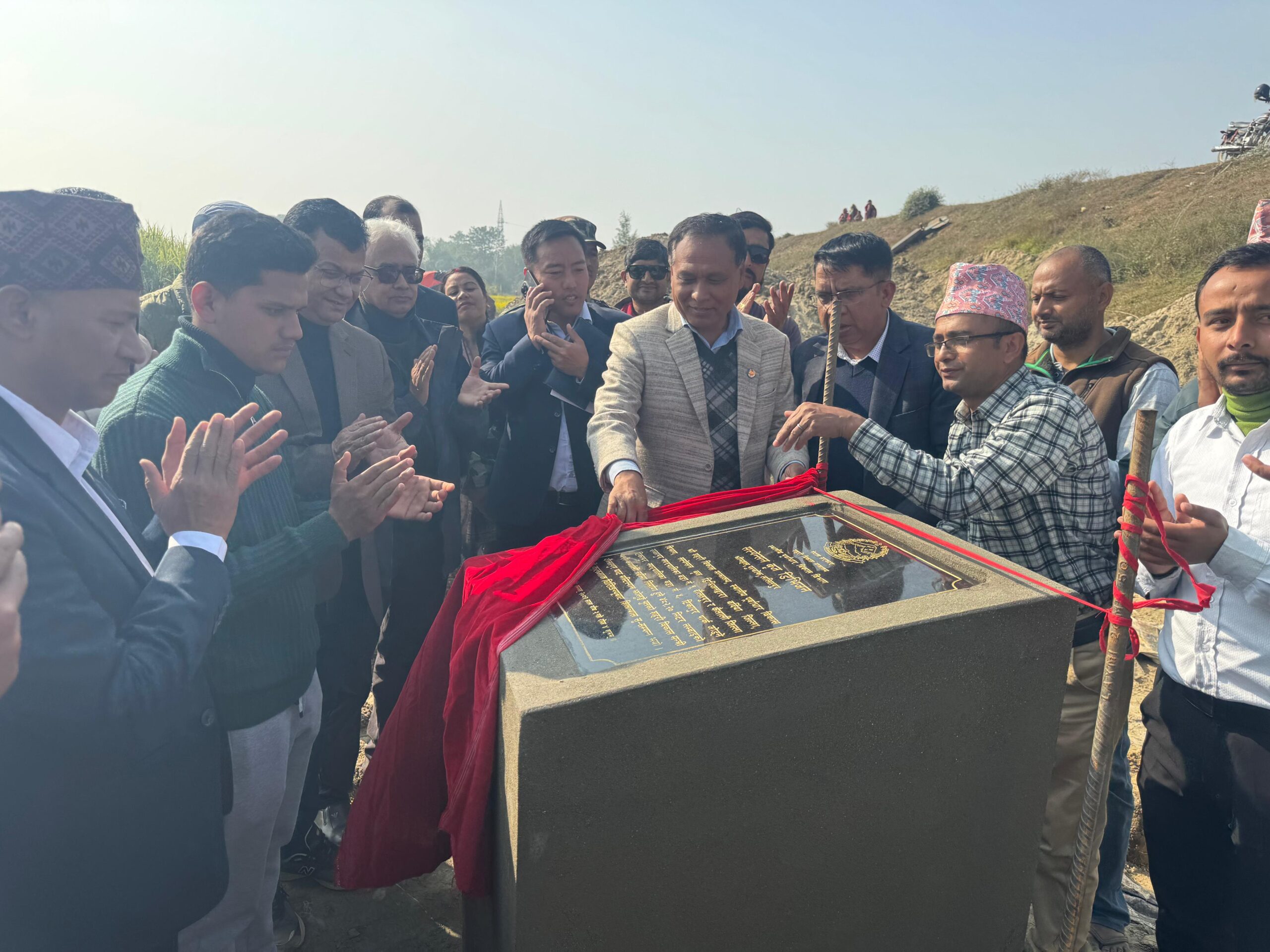 मन्त्री कुलमान घिसिङबाट बर्दिया-कैलाली जोड्ने दौलतपुरघाट पुलको शिलान्यास