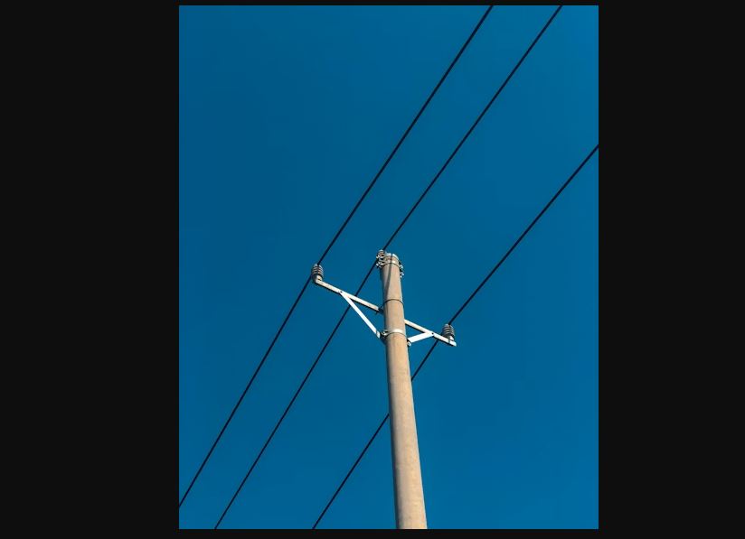 डडेल्धुरामा खम्बा पुगे, बिजुली पुगेन