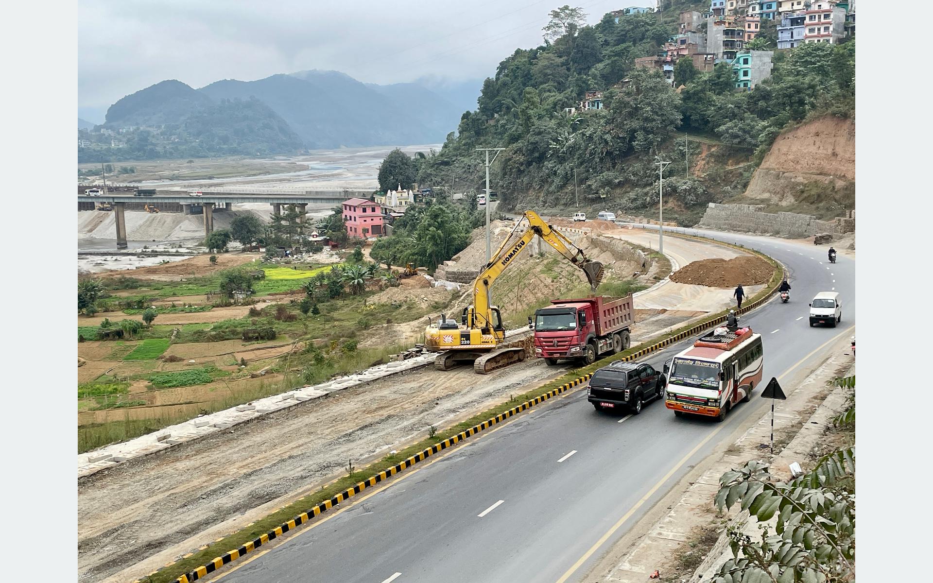 भासिएको ४ महिनापछि मुग्लिन–पोखरा सडक मर्मत सुरु