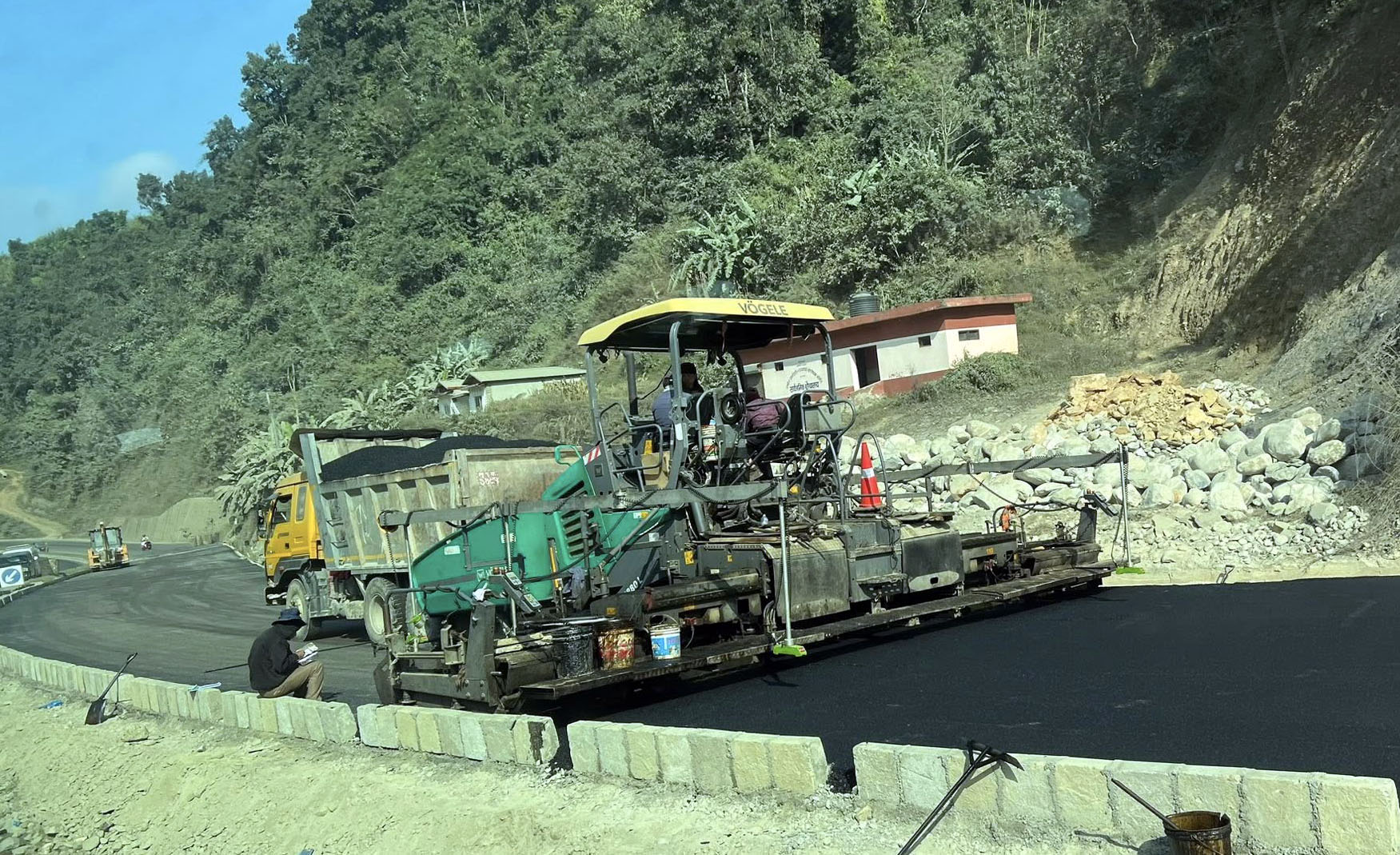 मुग्लिन पोखरा सडक : पश्चिम खण्डको मौरीओडारमा कालोपत्र थालियो