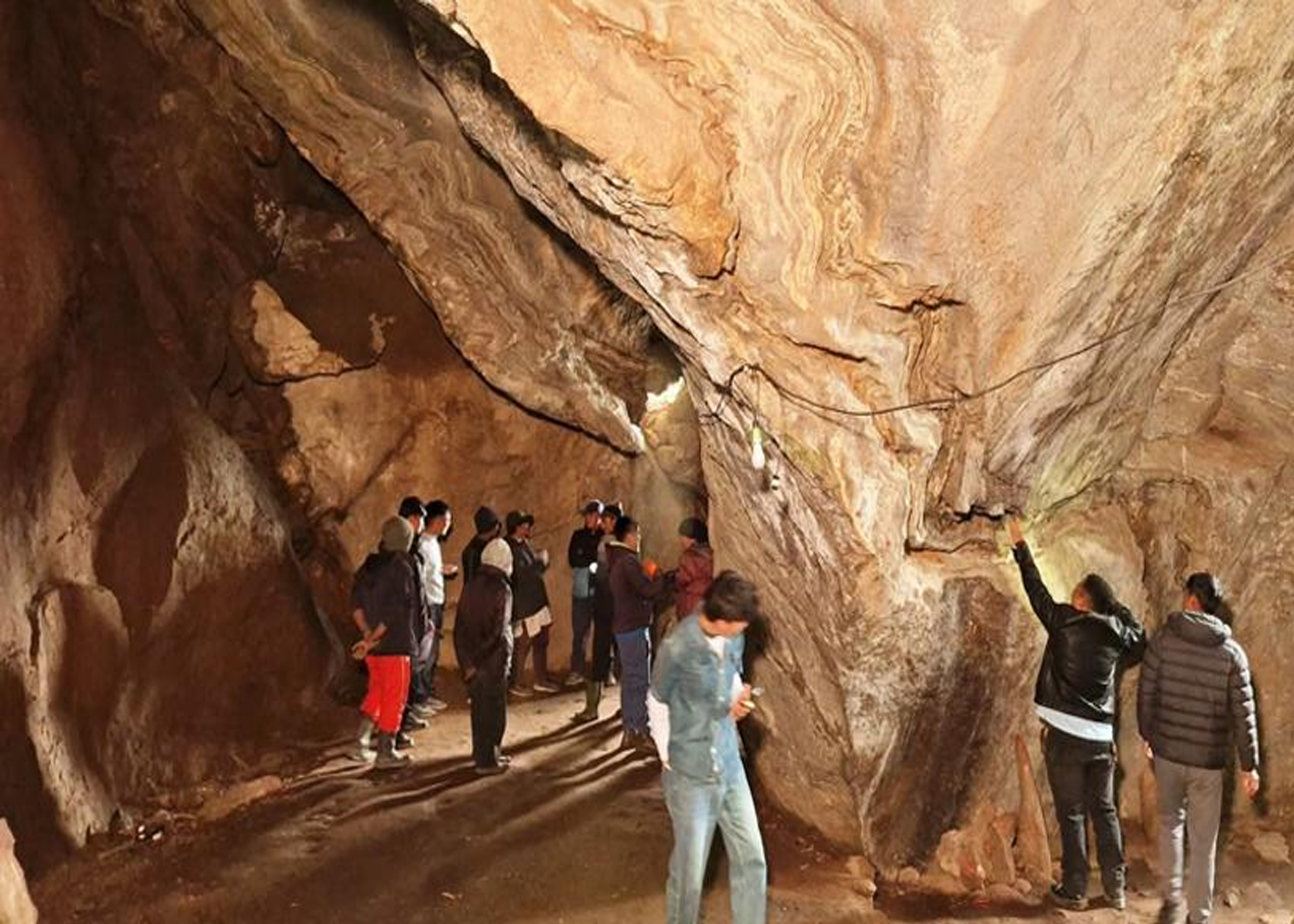 श्रमदानमार्फत धन्नेश्वरी गुफा सरसफाइ