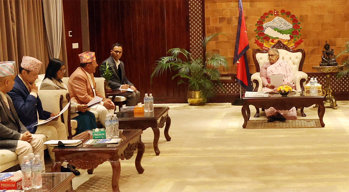 प्रधानमन्त्री र निर्वाचन आयोगका पदाधिकारीबीच छलफल हुँदै, मन्त्रीहरू पनि सहभागी हुने