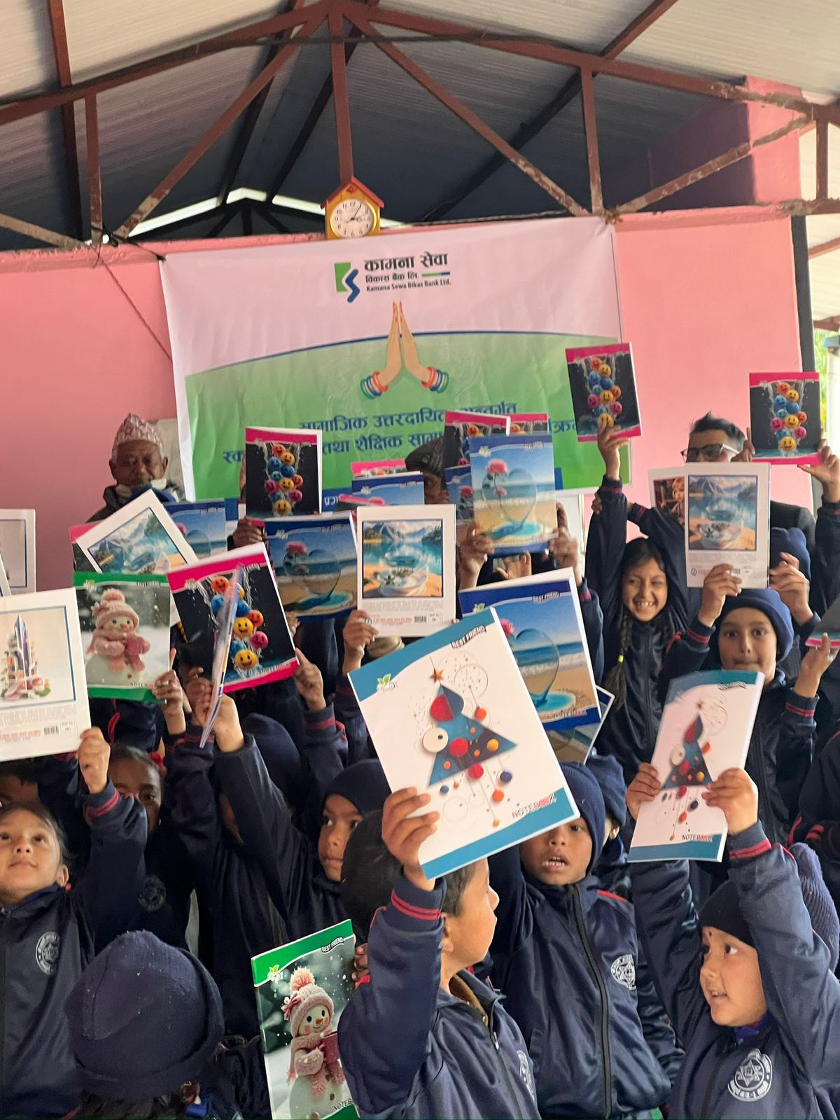 कामना सेवा विकास बैकद्वारा श्री लक्ष्मी आधारभूत विद्यालय शैक्षिक सामग्री सहयोग