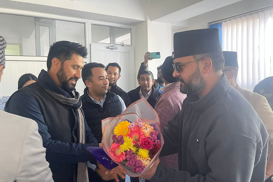 रास्वपा कार्यालय पुगेर बालेनले गरे वरिष्ठ नेताको पदभार ग्रहण